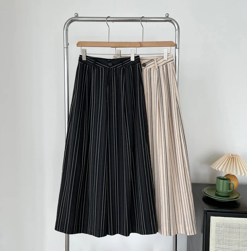Elon Statement Striped Pants In Black - Image 4