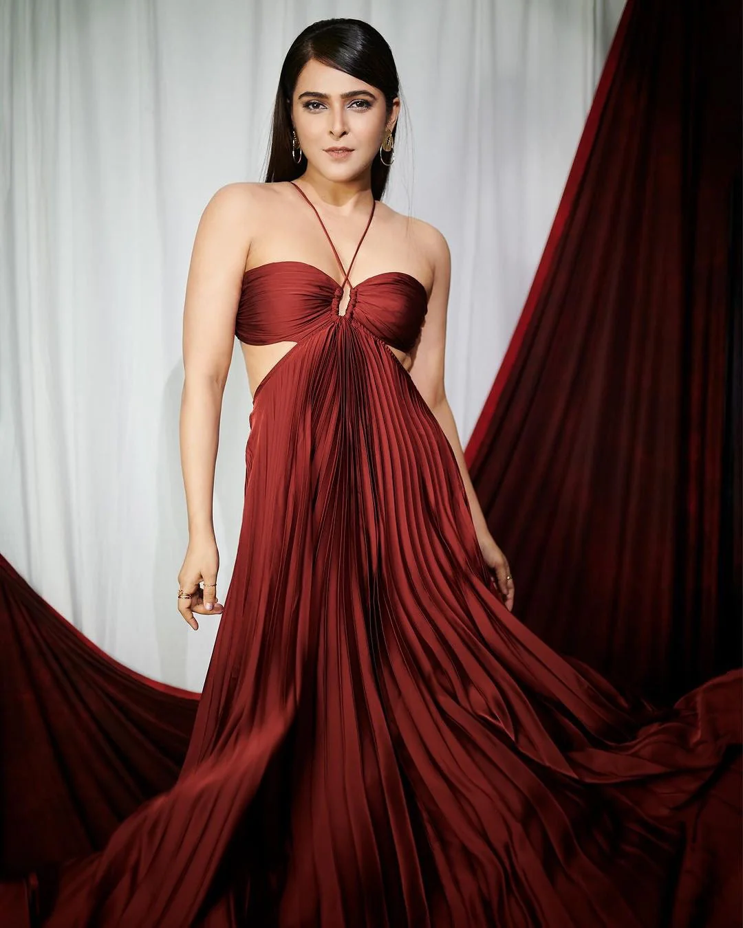 Hay Luxe Pleated Flowy Maxi Dress In Maroon - Image 8