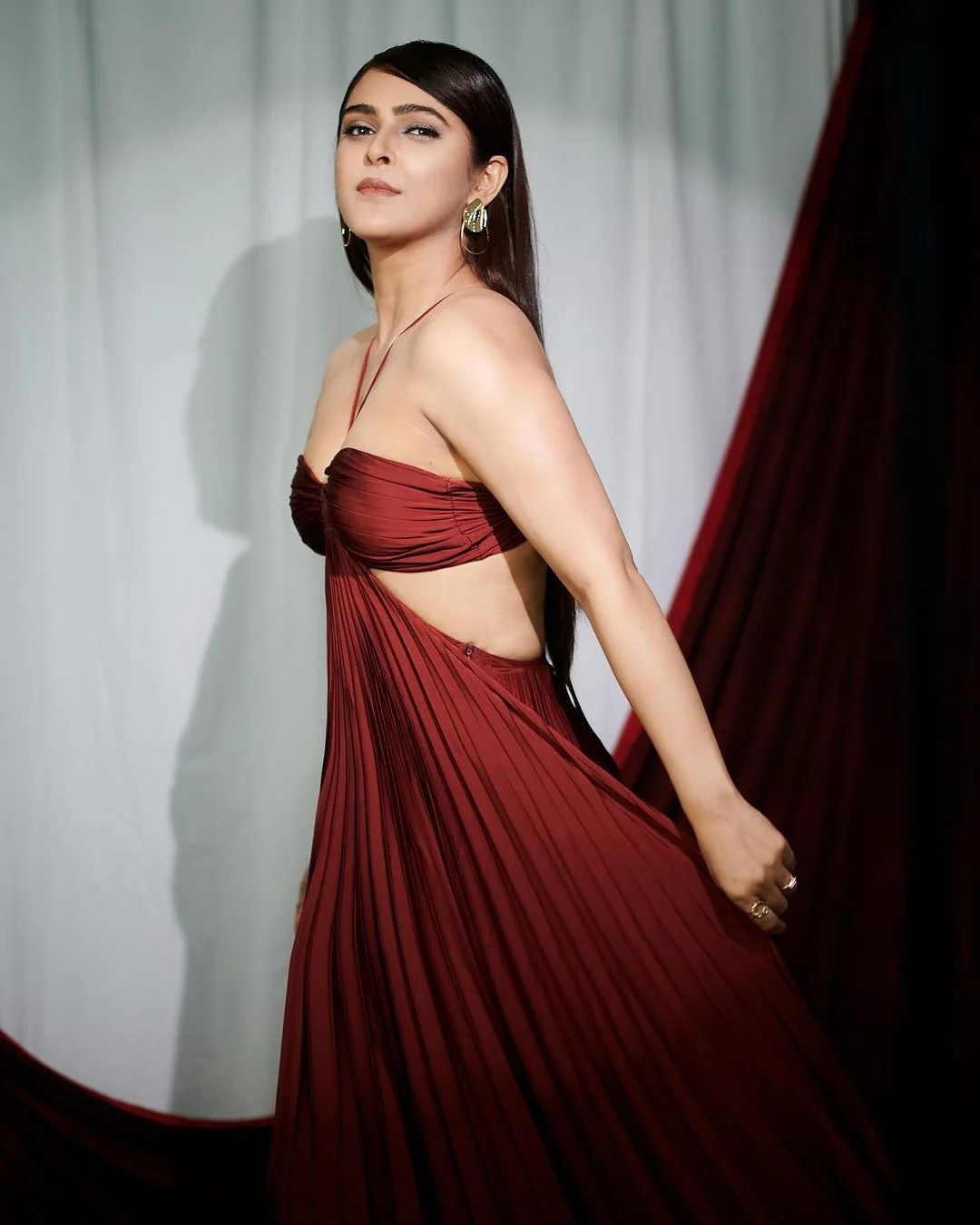 Hay Luxe Pleated Flowy Maxi Dress In Maroon - Image 6