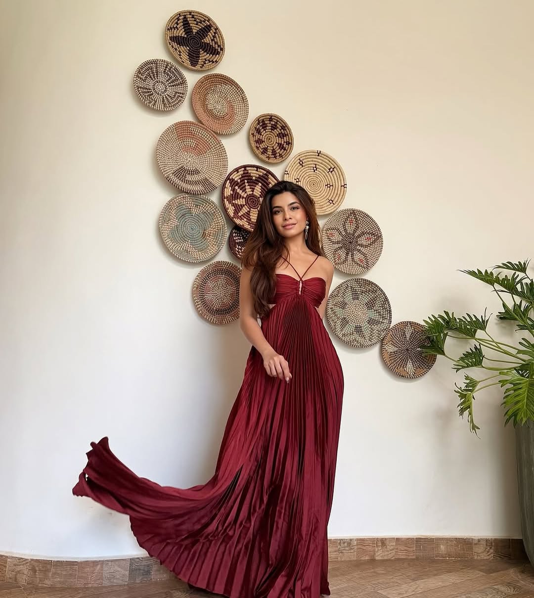 Hay Luxe Pleated Flowy Maxi Dress In Maroon - Image 3
